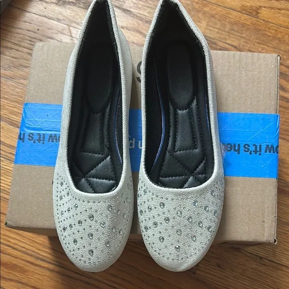 Elegant Silver Women's Flats - Picture 1 of 3